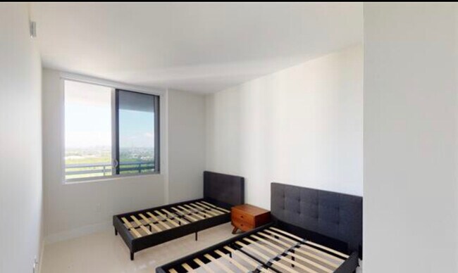 Building Photo - 16375 Biscayne Blvd