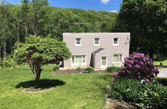 Foto del edificio - 72 Christian Hill Rd