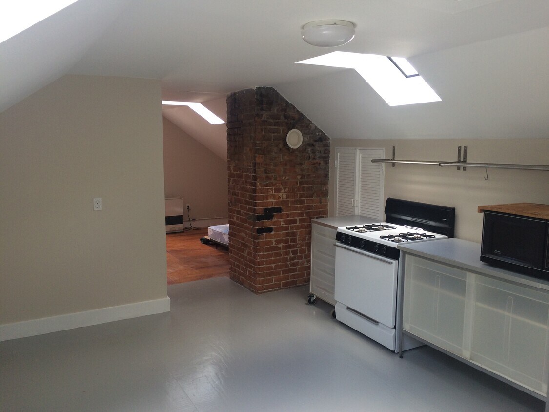 Primary Photo - 108 Dexter St