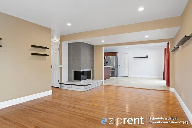 Building Photo - 2048 Woodglen Dr