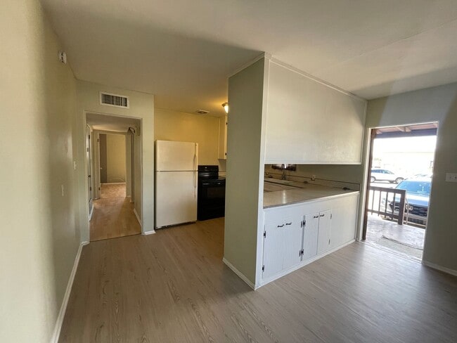 Building Photo - 2 Bedroom 1 Bathroom / Great for UofA Students