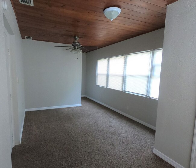 Building Photo - 3 Bedroom / 1 Bath with bonus room NOW for...