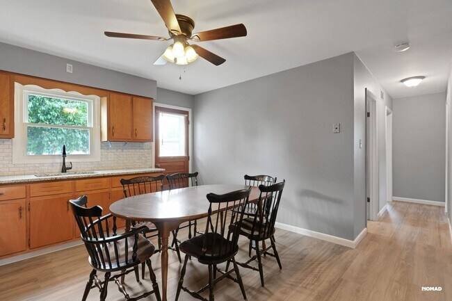Foto del edificio - Charming Renovated 2 Bedroom Home in an Up...