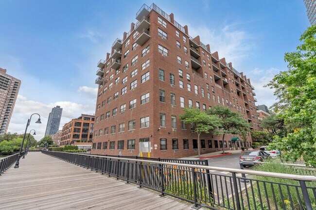 Building Photo - 1 Greene St