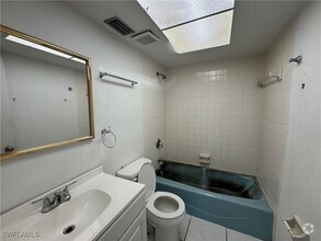 Building Photo - 246 SW 36th Terrace