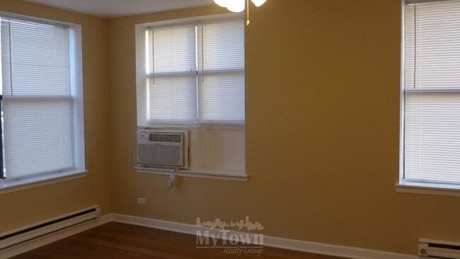 Building Photo - 808 W Junior Ter