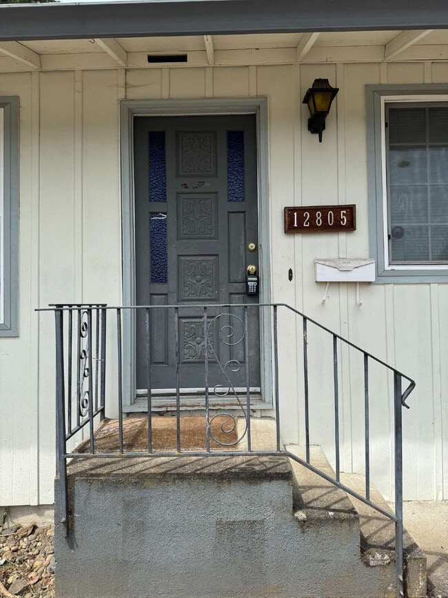 Building Photo - Milwaukie Tri-plex, 2-Bedroom, Near Transp...
