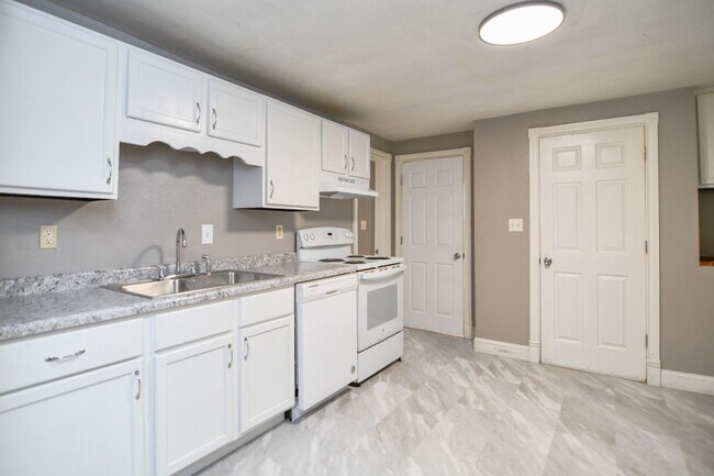 Foto del edificio - 4 Bed 1 Bath Single Family Home