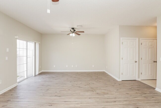 Foto del edificio - 8749 Silk Bay Pl