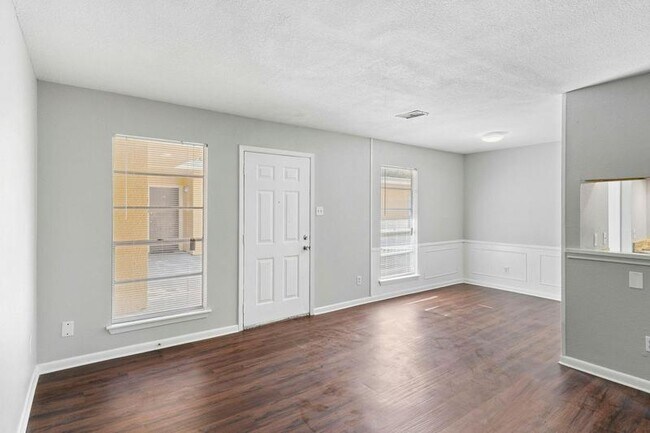 Building Photo - 932 7th Ave N