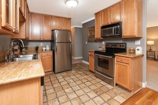 Building Photo - Large Condo with A/C, Balcony, 1 Car Garag...