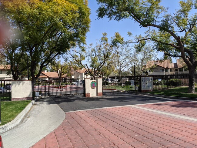 Building Photo - 8315 Vineyard Ave