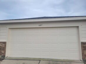 Building Photo - 607 Salma Ct