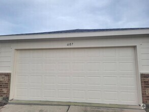Building Photo - 607 Salma Ct