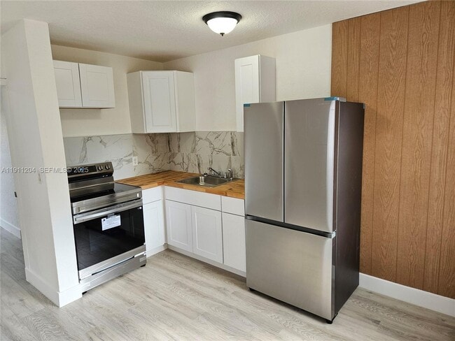 Building Photo - 118 NW 8th Ave