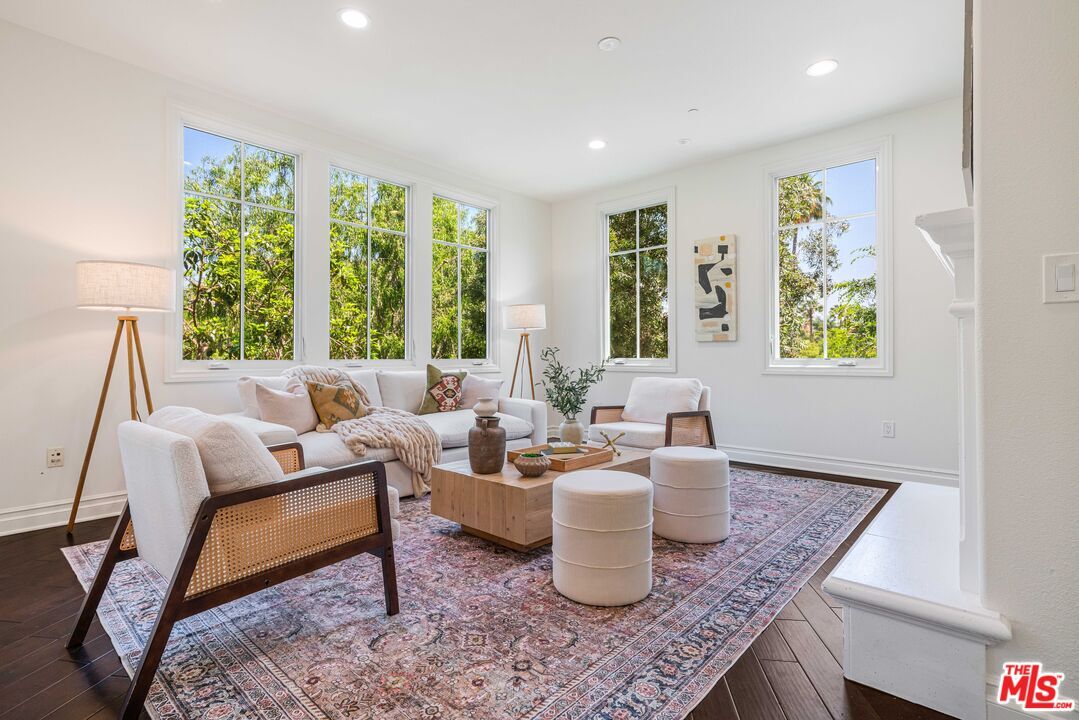 Foto principal - 6241 Crescent Park W
