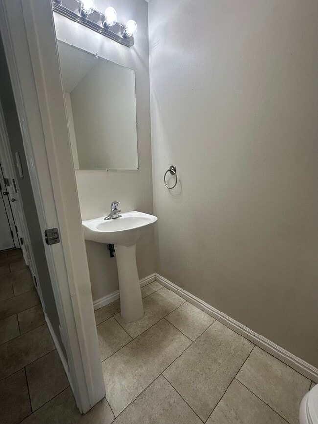 Foto del edificio - 2-Bedroom Townhome with Central AC and Covered Parking