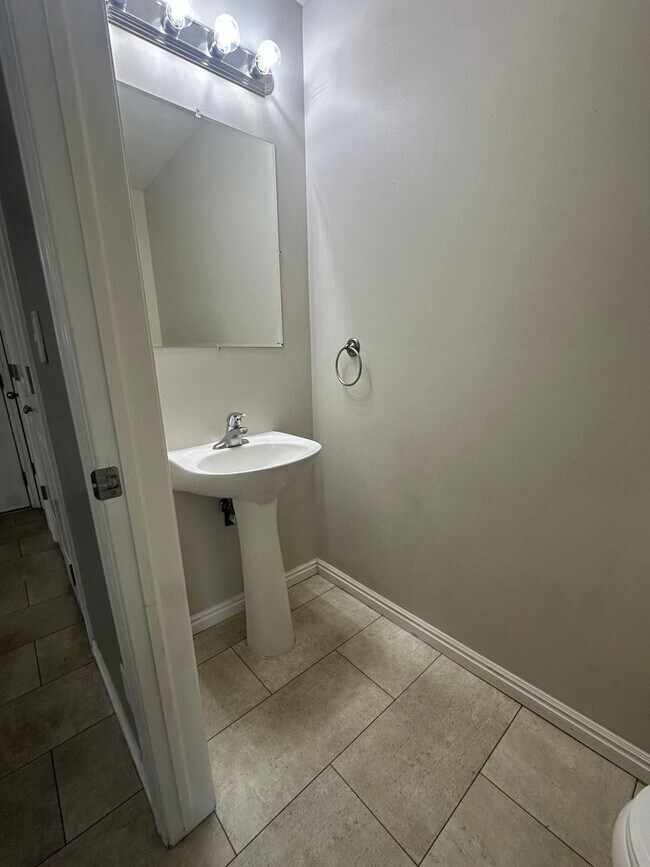 Foto del edificio - Townhome For Rent!