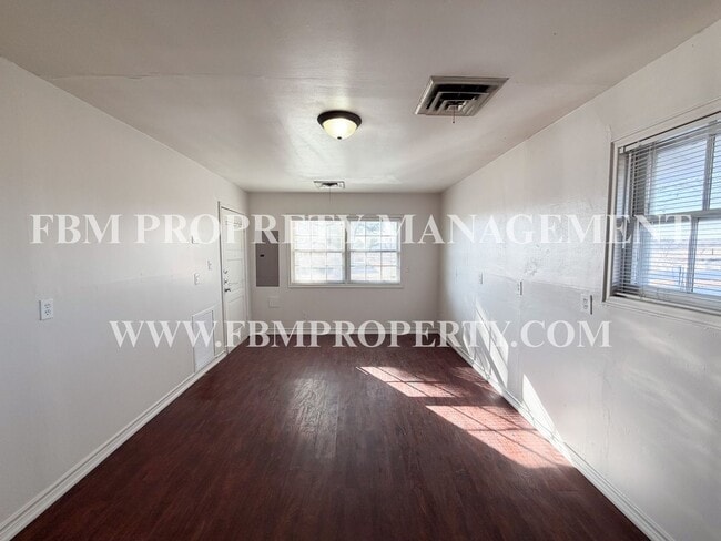 Building Photo - 2200 Country Club Rd