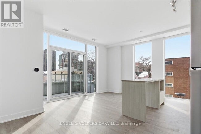 Building Photo - 2088 James St