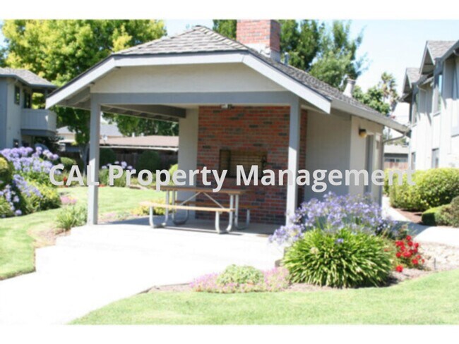 Building Photo - 2 Bed/1 Bath Condo in South Salinas!