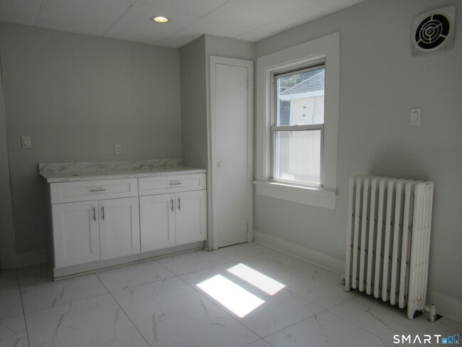 Building Photo - 81 Jetland St