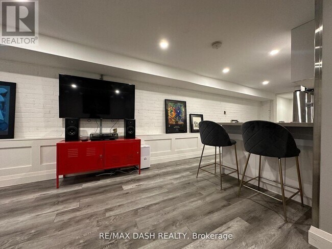 Building Photo - 725 Palmerston Ave