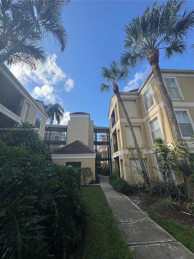 Primary Photo - 875 Riverside Dr