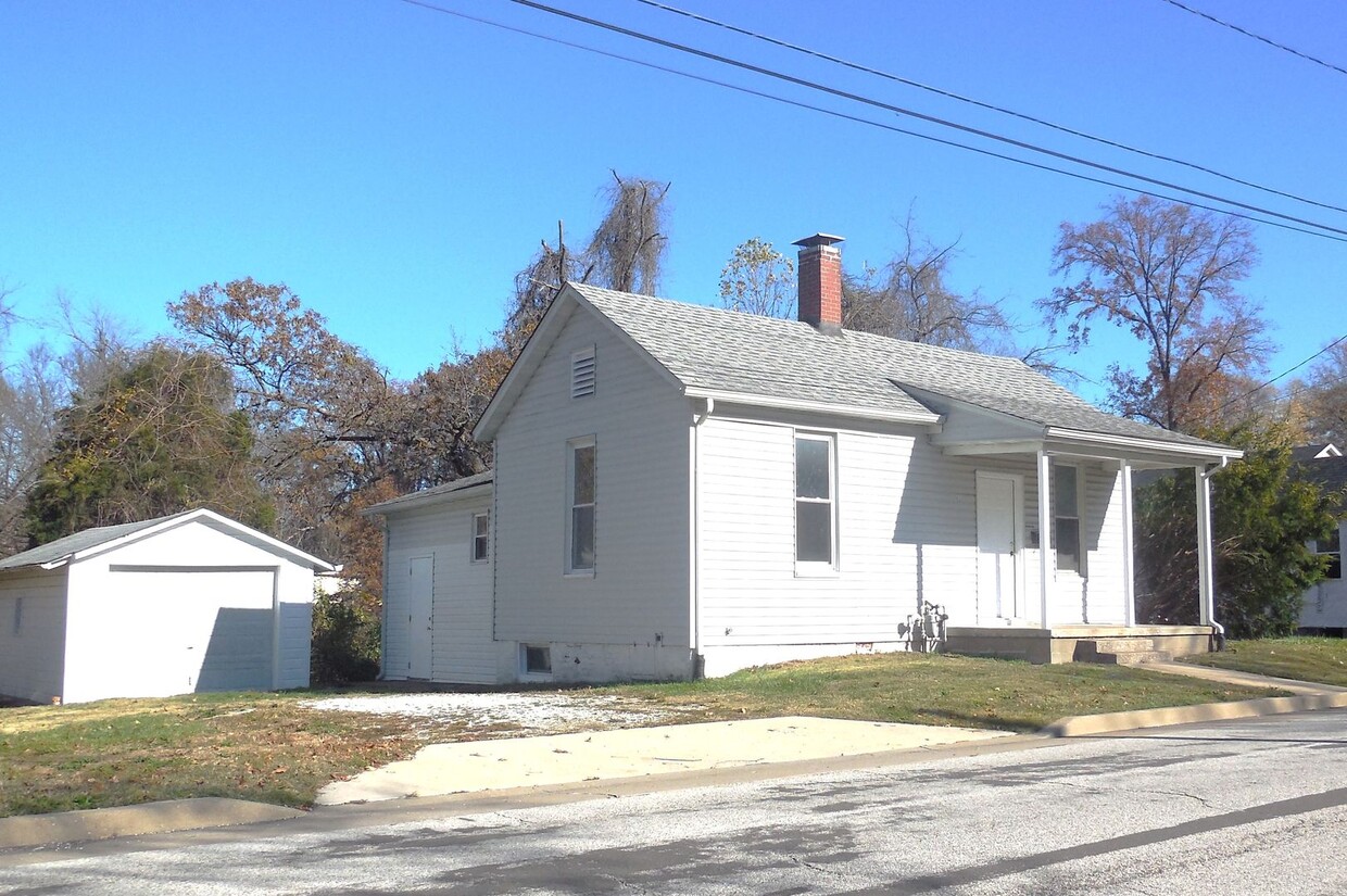 Primary Photo - Two Bedroom Home in Edwardsville with Stor...