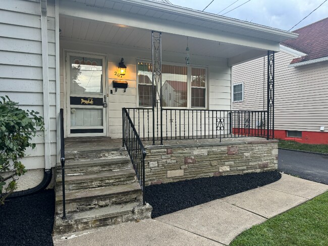 Building Photo - 267 Simpson St