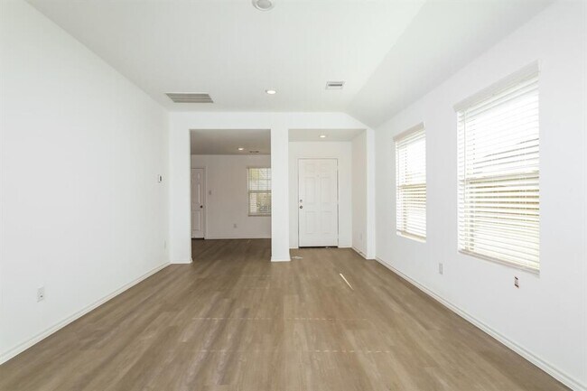 Building Photo - 919 Silver Birch Br