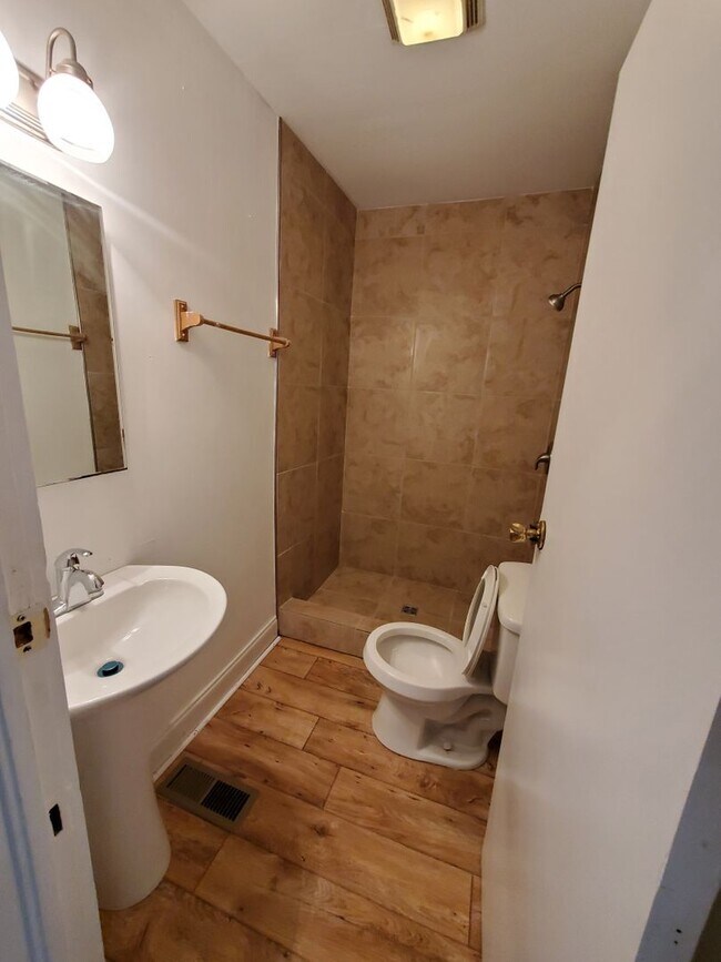 Building Photo - Get it now to see it. Perfect for young family. Great location