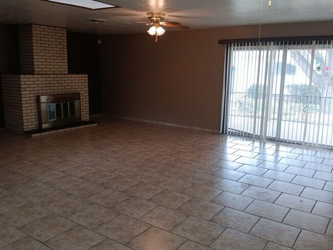 Foto del edificio - Spacious 3 bedroom, 2 bathroom home! Showi...