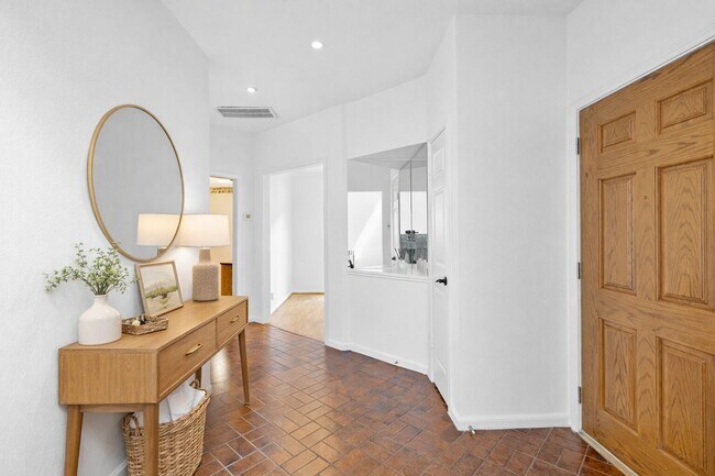 Foto del edificio - 2440 Bering Dr