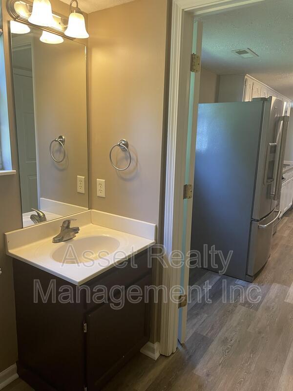 Foto del edificio - 645 Cornerbrook Ln