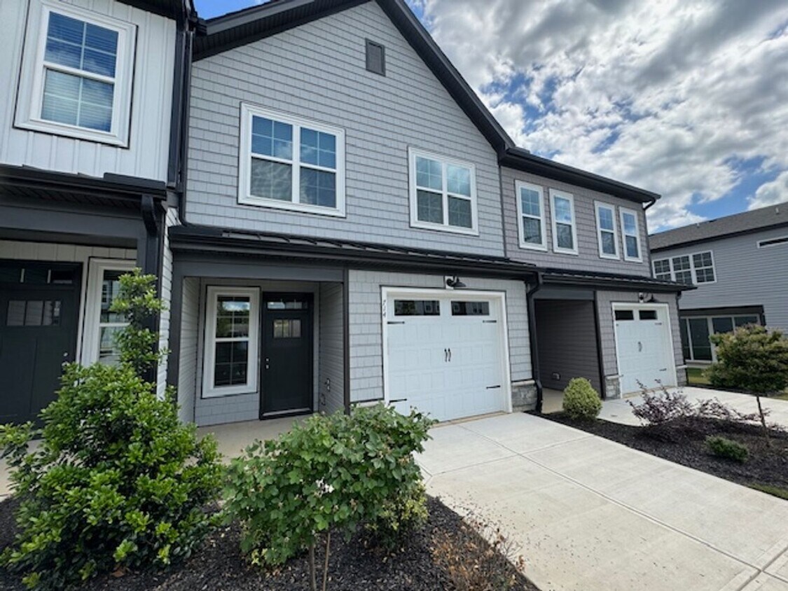 Foto principal - Brand New Townhome!