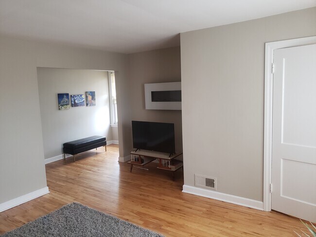 Building Photo - 5552 N Marmora Ave