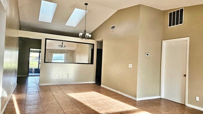 Foto del edificio - 1371 Melshire Ave