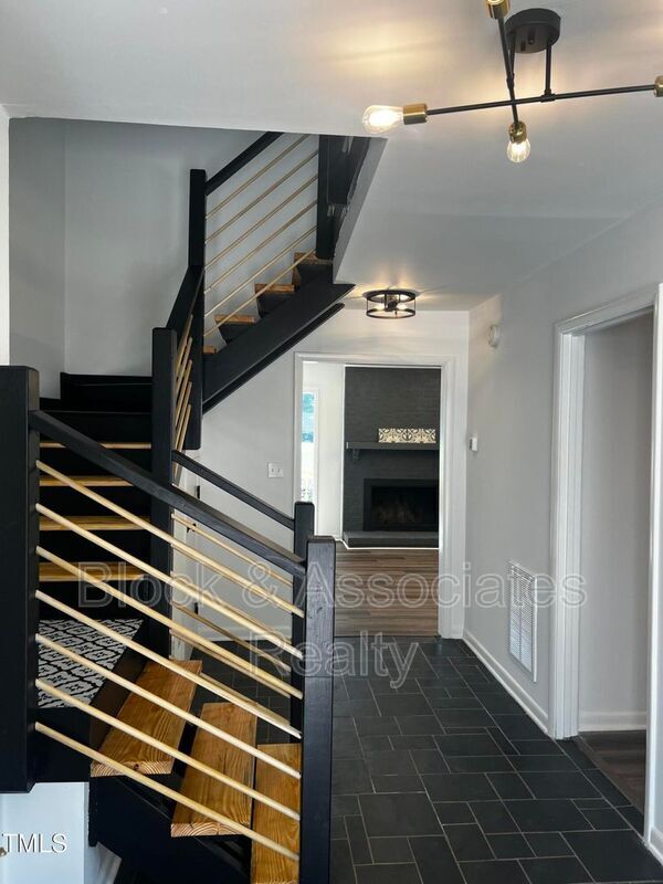 Building Photo - 214 Kelso Ct