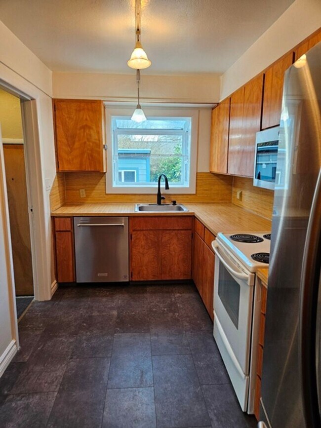 Foto del edificio - 4Bd/2Ba Two Story Home - For Viewing!