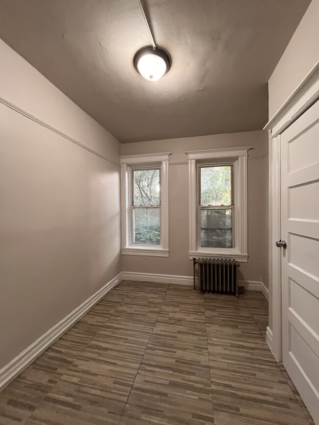 Building Photo - 104 Romaine Ave