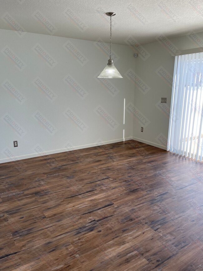 Foto del edificio - 3 bedrooms, 2.5 bath Townhouse