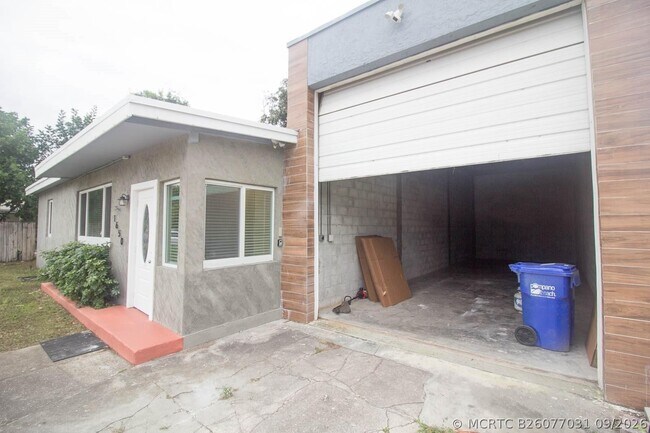 Building Photo - 1650 NE 44th St