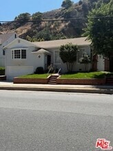 Building Photo - 2515 Canyon Dr