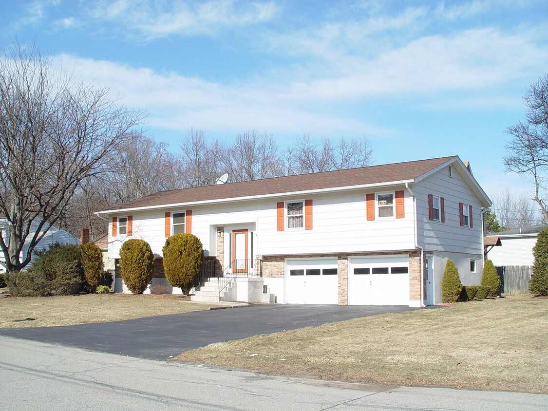 Primary Photo - 1 Dauphin Dr