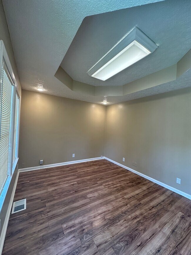Building Photo - 2125 Dumesnil St