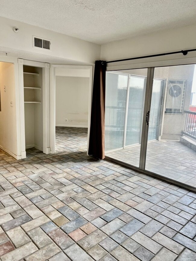Building Photo - 900 19th Ave S