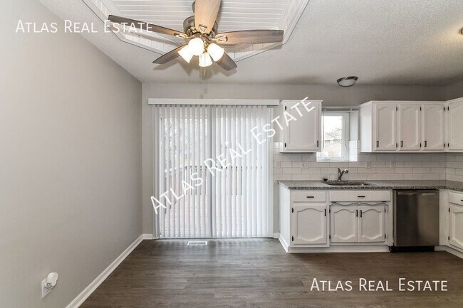 Building Photo - 2 WEEKS FREE RENT IF MOVED IN BY 8/31! Ama...