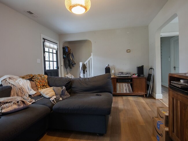 Building Photo - Prime Location 3 Bed 2 Bath Home *Available after April 10 2026*