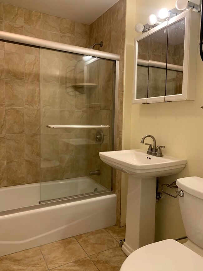 Building Photo - 4 Bedroom 2 Bath Duplex! Journal Square!